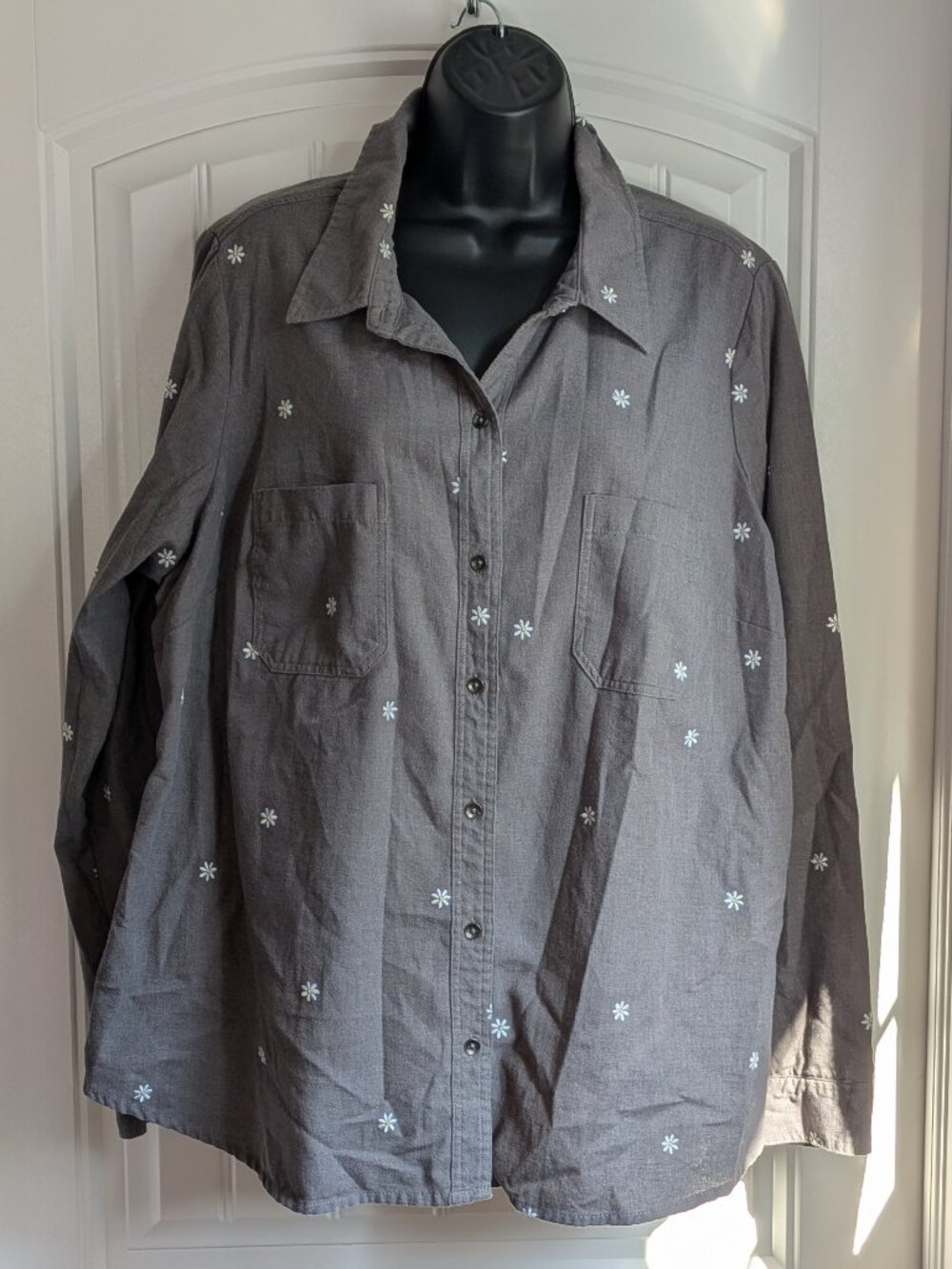 Torrid Size 2 Gray Daisy Embroidered Denim Button Down Shirt 2X